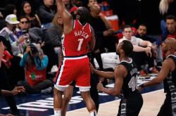 开云体育官网-快船险胜湖人，利拉德状态火热