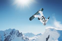 开云体育-赛道与球场的双重奏，F1新赛季揭幕战与广东队力克热火