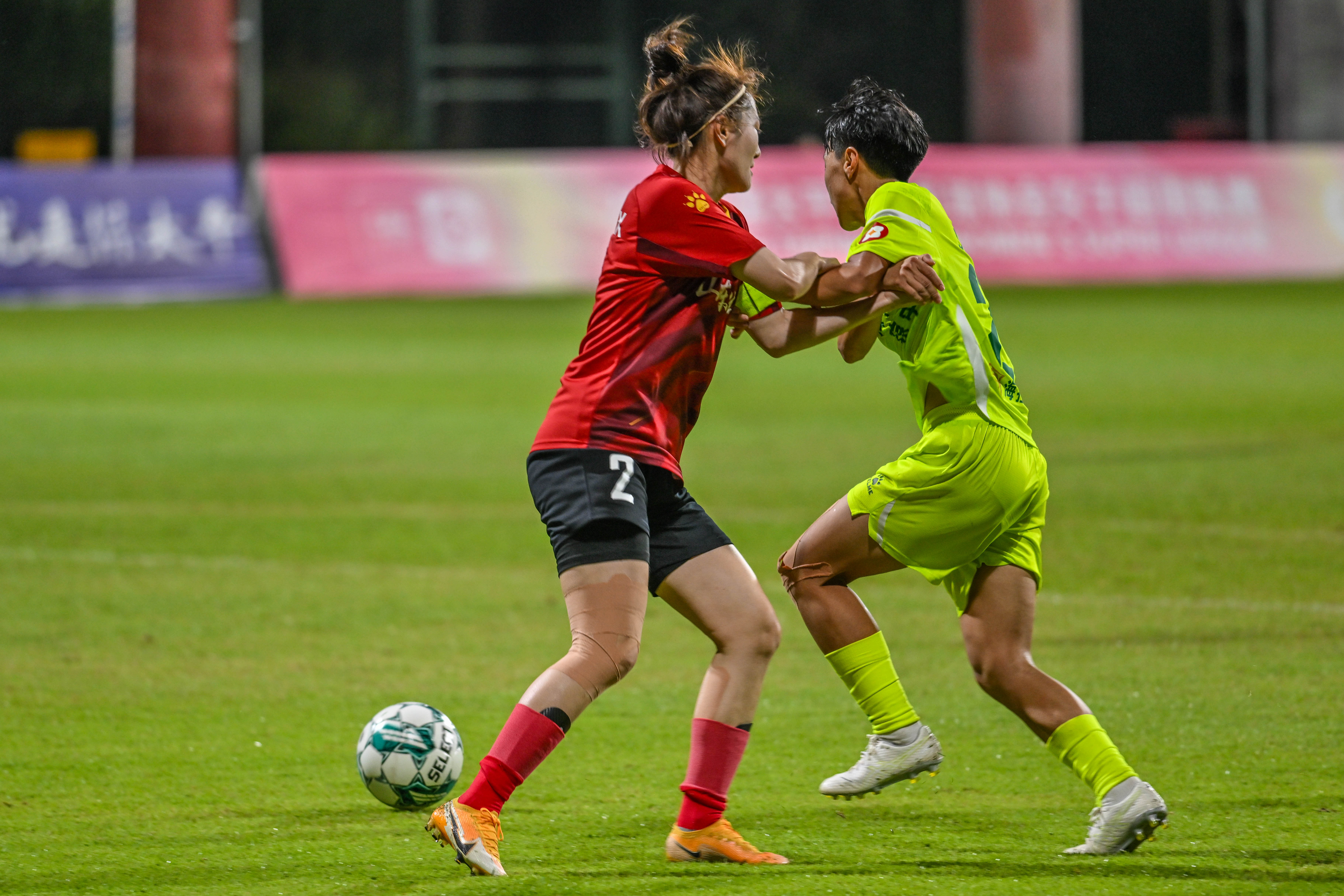 女足比赛精彩纷呈，球迷热情支持的简单介绍