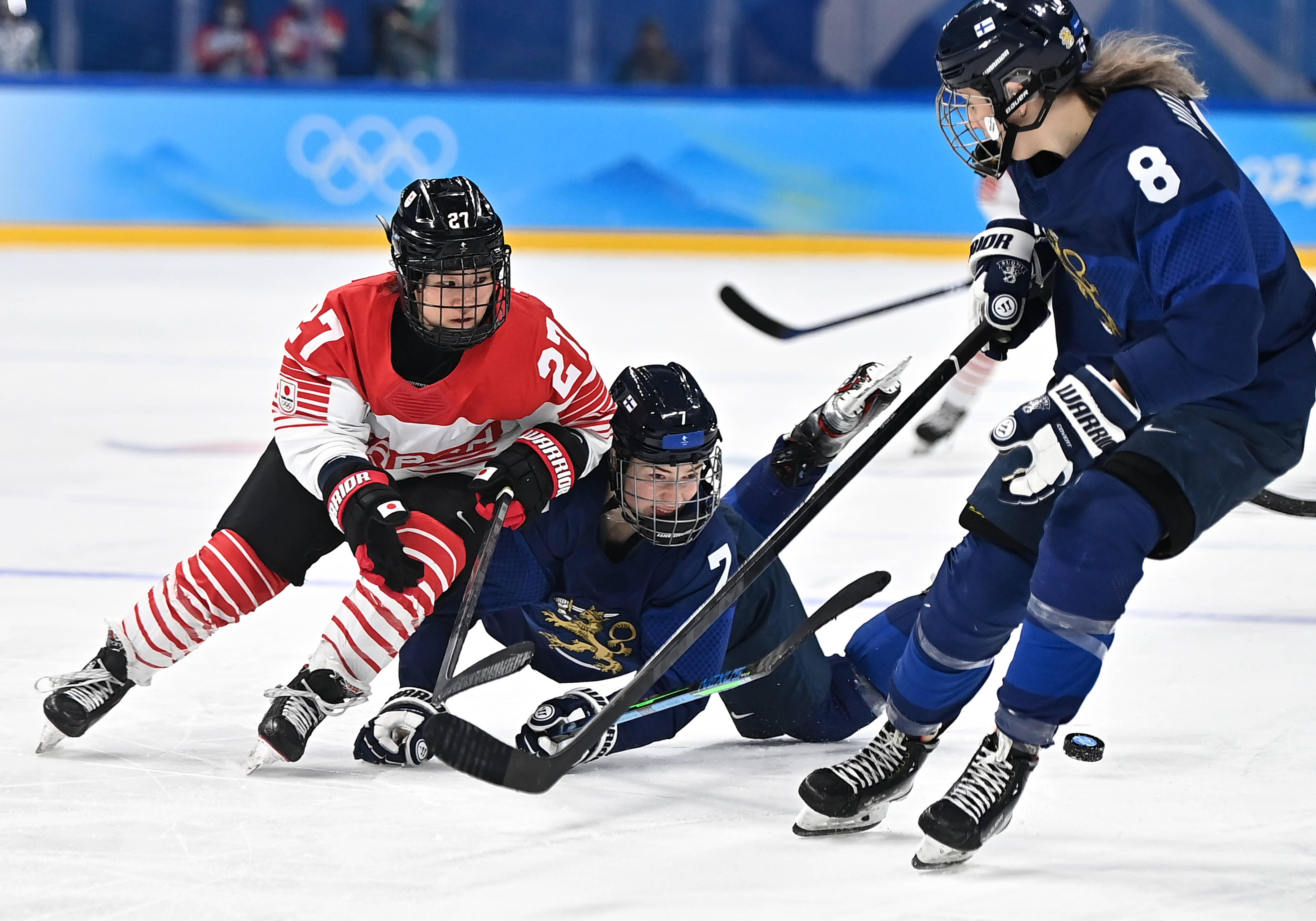 芬兰代表队在冰球女子比赛中赢得冠军的简单介绍