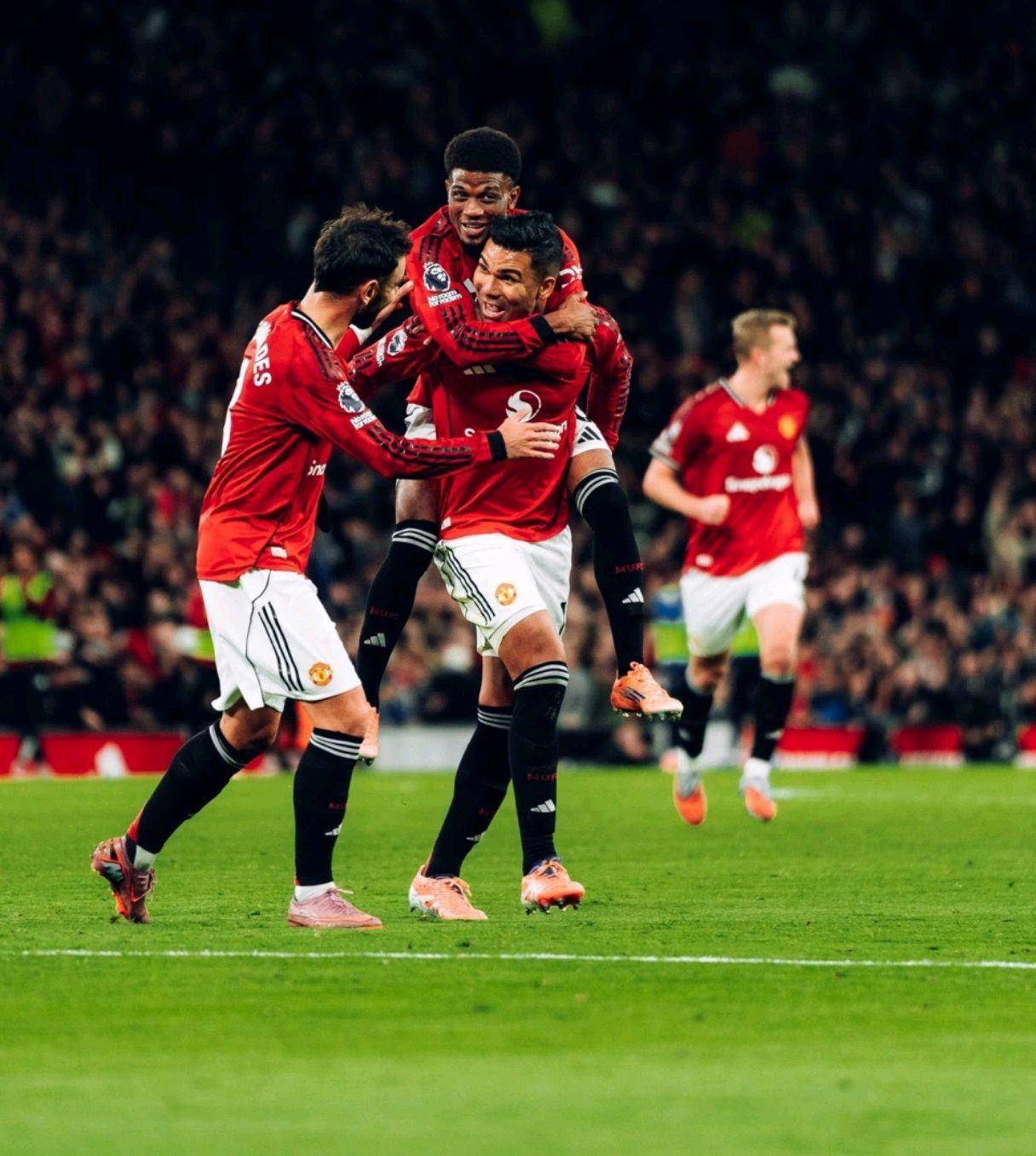 利物浦客场大胜，保持领跑势头