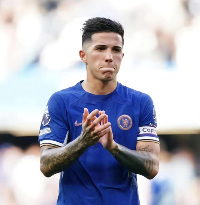 包含伯恩茅斯客场告捷，保级前景一片光明的词条