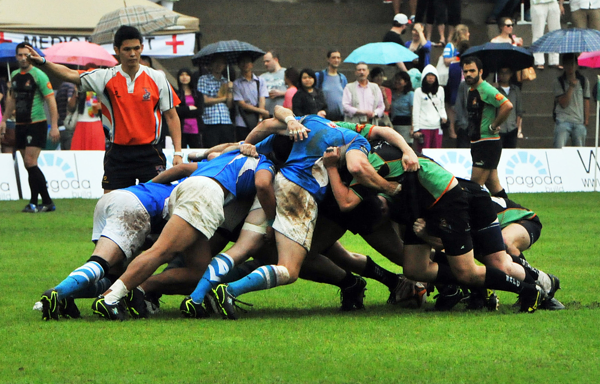 足球赛场火爆情景上演，场面扣人心弦的简单介绍