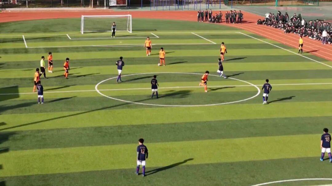 包含足球比拼继续激烈，球场气氛澎湃的词条