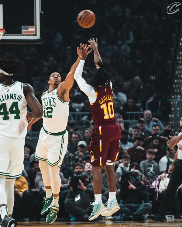 关于塞尔维亚男篮逆转凯尔特人B队，乔治三分雨点燃全场的信息