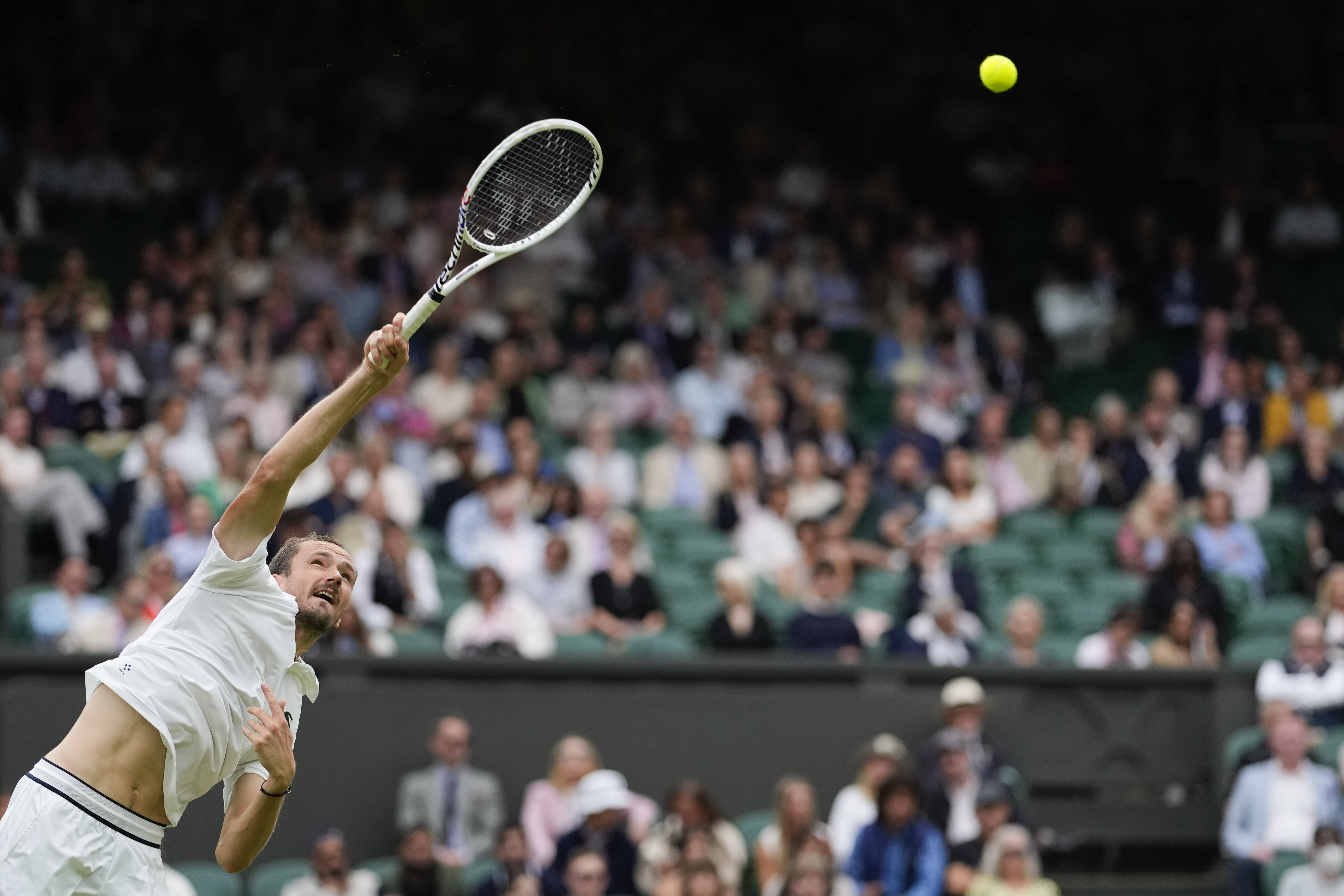 包含世界网球队鏖战欧洲网球队，梅德韦杰夫高光表现的词条
