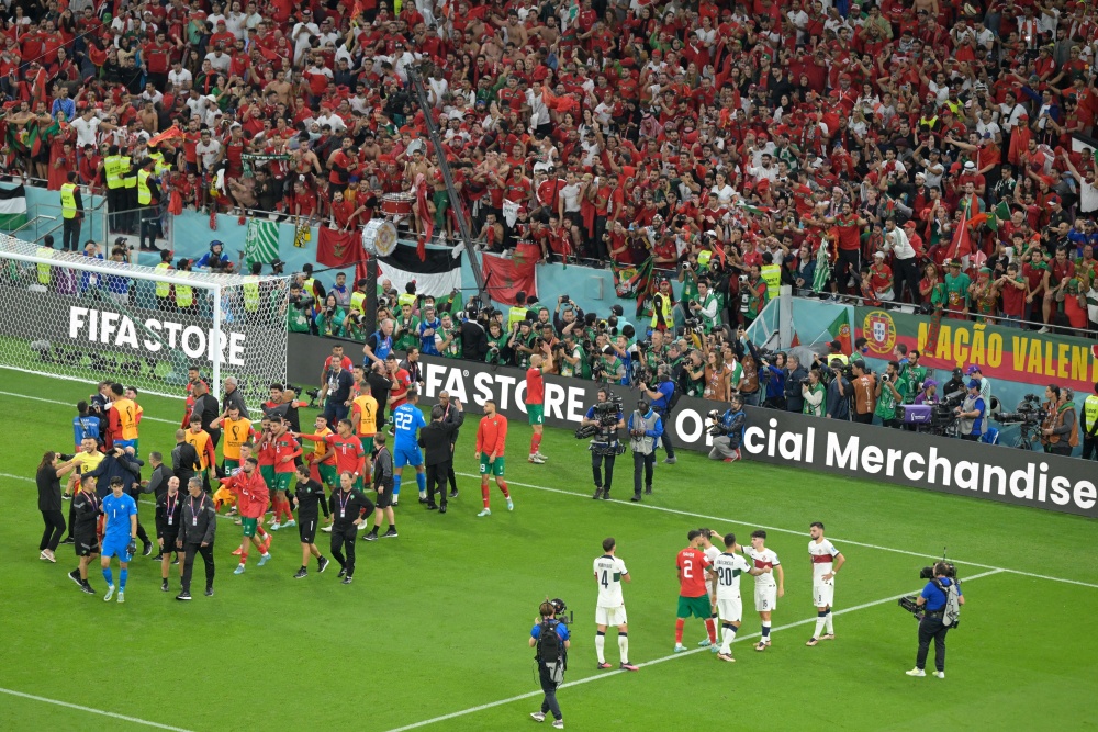 包含摩洛哥鏖战英格兰，苏亚雷斯带队取胜的词条