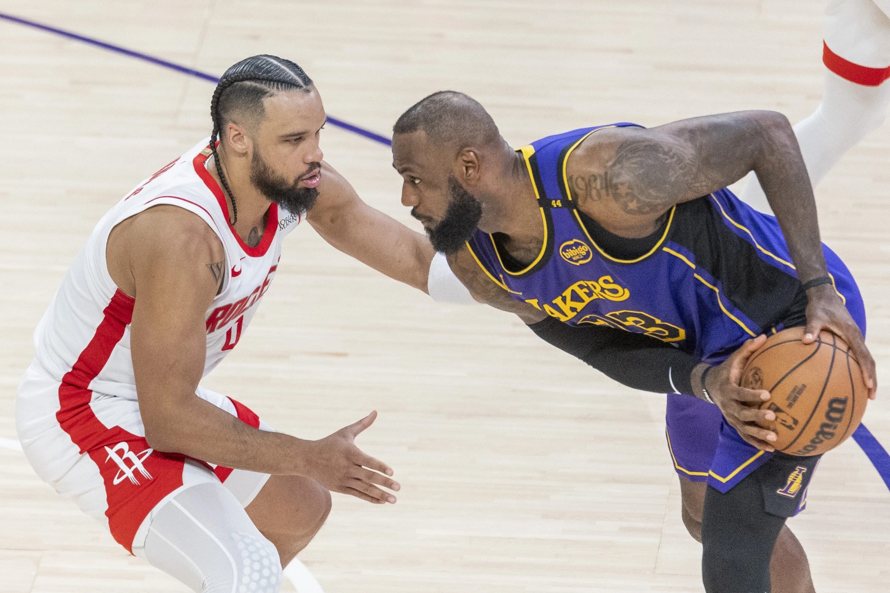 包含火箭险胜雄鹿B队，乔治三分雨点燃全场的词条