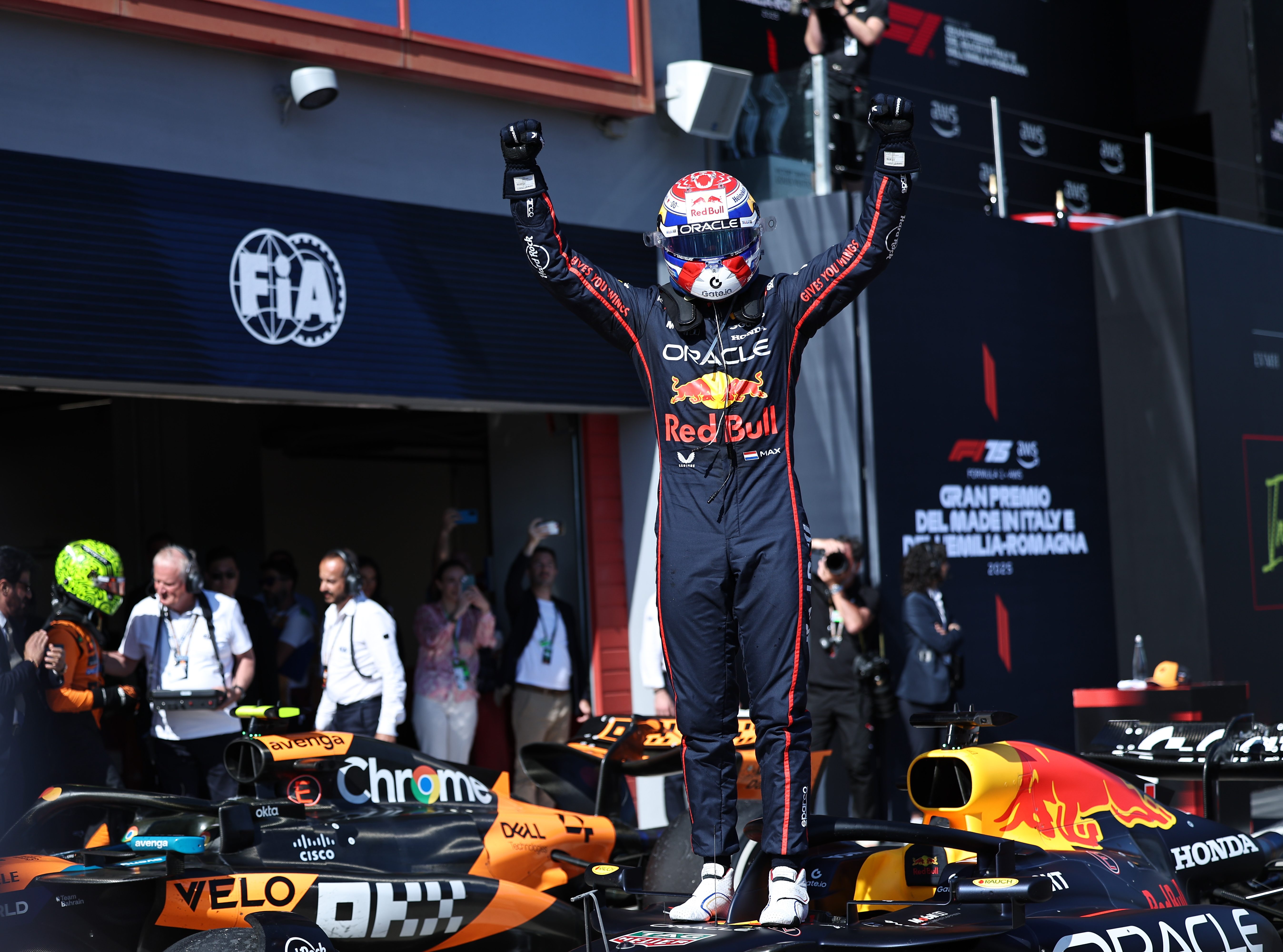 包含迈凯伦险胜索伯车队，维斯塔潘点燃赛场的词条