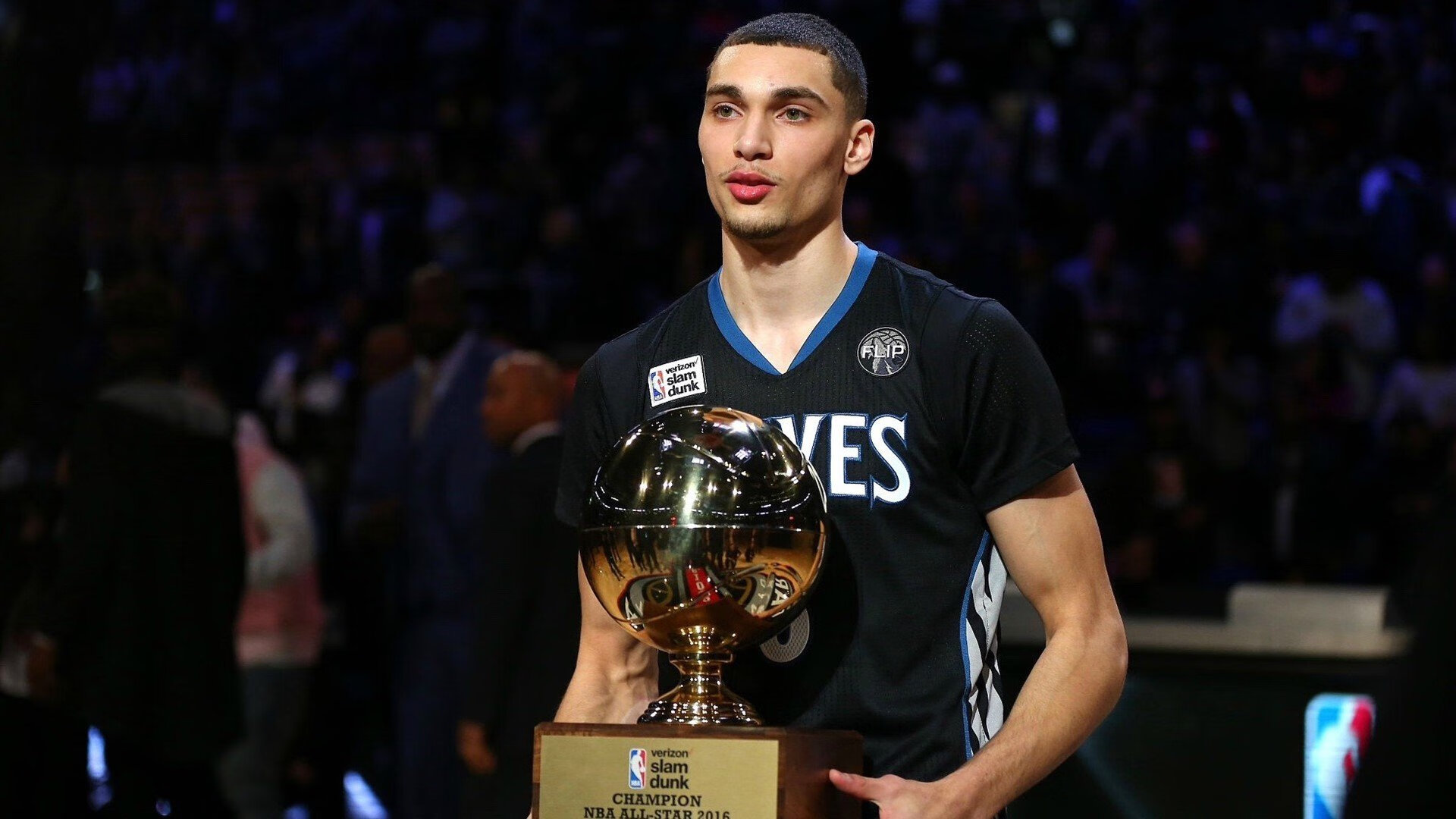 三笘薰的罗马之舞，关键节点连续得分，马赛防线在圣光中瓦解